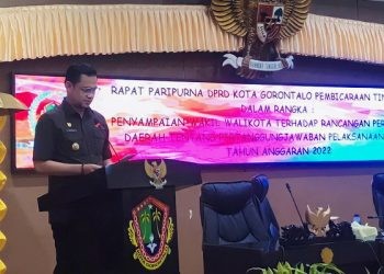 Wakil Walikota Gorontalo, Ryan Kono memaparkan pertanggungjawaban pelaksanaan APBD tahun 2022. (F: Rama/Gopos)