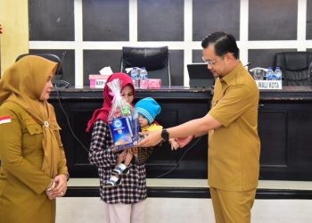Wakil Walikota Gorontalo, Ryan Kono mengahdiri Kegiatan Diseminasi Audit Kasus Stunting (AKS) Semester 1 Tingkat Kota Gorontalo Tahun 2023 di Aula Kantor Walikota Gorontalo, Selasa (11/7/2023). (F: Humas)