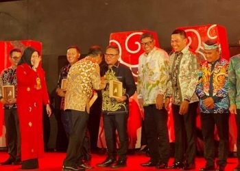 Wali Kota Gorontalo, Marten Taha, yang tampil memukau bersama Ketua TP PKK Kota Gorontalo Jusmiati Taha K. Demak, pada Gala Dinner yang terpusat di alun-alun Kota Makassar.