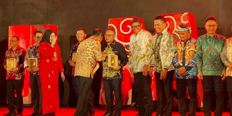 Wali Kota Gorontalo, Marten Taha, yang tampil memukau bersama Ketua TP PKK Kota Gorontalo Jusmiati Taha K. Demak, pada Gala Dinner yang terpusat di alun-alun Kota Makassar.