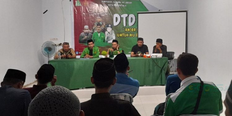 Ketua PW GP Ansor Dr. Dikson Yasin ketika memberikan pembinaan kepada peserta DTD II, Pimpinan Cabang GP Ansor Kota Gorontalo, Sabtu (15/7/2023)
