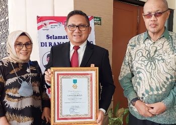 Walikota Gorontalo, Marten Taha berhasil mendapatkan penghargaan sebagai tokoh penggerak koperasi