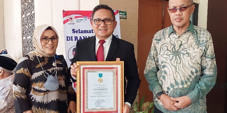 Walikota Gorontalo, Marten Taha berhasil mendapatkan penghargaan sebagai tokoh penggerak koperasi
