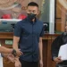 Terdakwa kasus penganiayaan David Ozora, Mario Dandy Satrio (tengah) saat tiba untuk mengikuti sidang perdana di Pengadilan Negeri Jakarta Selatan, Selasa (13/6/2023). [Suara.com]
