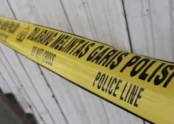Ilustrasi garis polisi. Cerita Suami di Palembang tusuk istri pakai pisau karena kesal jual gado-gado terlalu murah ((Shutterstock))