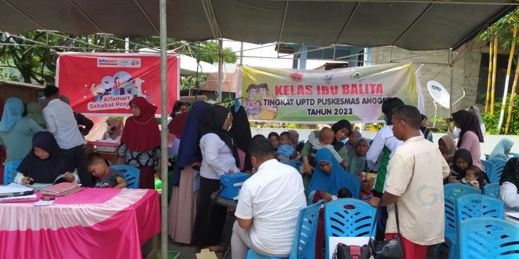 Kegiatan Alfamart Sahabat Posyandu hasil kerjasama antara Alfamart dan PZ Cussons Indonesia yang digelar di Desa Tolongio, Kecamatan Anggrek, Kabupaten Gorontalo Utara, Rabu (12/7/2023).