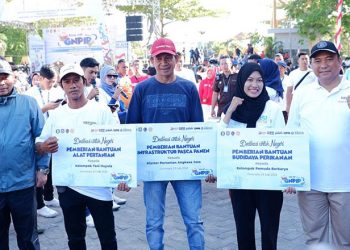 Penyerahan bantuan alsitan dan saprotan yang merupakan salah satu program unggulan GNPIP dalam rangka pengendalian inflasi di Provinsi Gorontalo 2023.(Humas BI Gorontalo)