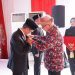 Bupati Gorontalo Nelson Pomalingo saat menerima penghargaan Satyalencana Wira Karya yang diberikan Wakil Presiden Ma'ruf Amin.