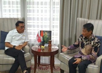 Bupati Gorontalo Nelson Pomalingo saat bertemu dengan Kepala Staf Kepresidenan, Moeldoko, yang ingin mengundang Presiden Joko Widodo pada World Coconut Day yang akan digelar di Kabupaten Gorontalo, September 2023 mendatang.