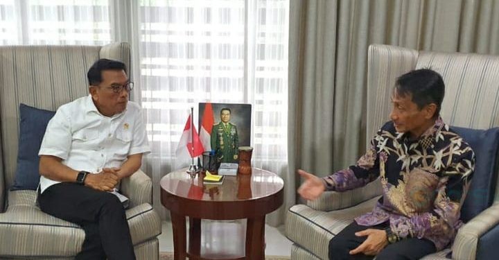 Bupati Gorontalo Nelson Pomalingo saat bertemu dengan Kepala Staf Kepresidenan, Moeldoko, yang ingin mengundang Presiden Joko Widodo pada World Coconut Day yang akan digelar di Kabupaten Gorontalo, September 2023 mendatang.