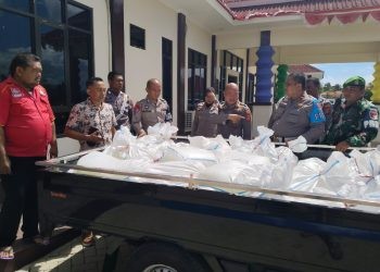 Sedikitnya 40 karung yang berisi masing-masing 25 liter cap tikus saat diamankan ke Polres Gorontalo Utara, Kamis (6/7/2023). (Isno/gopos)