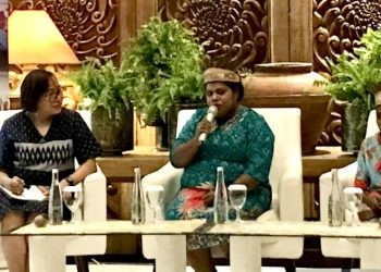 Ketua Program USAID Kolaborasi Caroline Tupamahu (kiri) dan Kepala Sub Bagian Evaluasi dan Pelaporan Otonomi Khusus di Biro Otonomi Administrasi Pelaksanaan Otonomi Khusus Sekretariat Daerah Provinsi Papua Barat Fransina Kaaf (tengah) menyampaikan program-program USAID Kolaborasi di Papua saat jumpa pers di Jakarta, Senin (31/7/2023). ANTARA/Genta Tenri Mawangi.