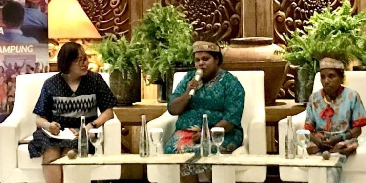 Ketua Program USAID Kolaborasi Caroline Tupamahu (kiri) dan Kepala Sub Bagian Evaluasi dan Pelaporan Otonomi Khusus di Biro Otonomi Administrasi Pelaksanaan Otonomi Khusus Sekretariat Daerah Provinsi Papua Barat Fransina Kaaf (tengah) menyampaikan program-program USAID Kolaborasi di Papua saat jumpa pers di Jakarta, Senin (31/7/2023). ANTARA/Genta Tenri Mawangi.