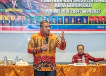 Rektor UNG, Eduart Wolok saat memberikan materi mengenai pembangunan daerah pada Bimtek DPRD Kota Gorontalo (dok. ung)