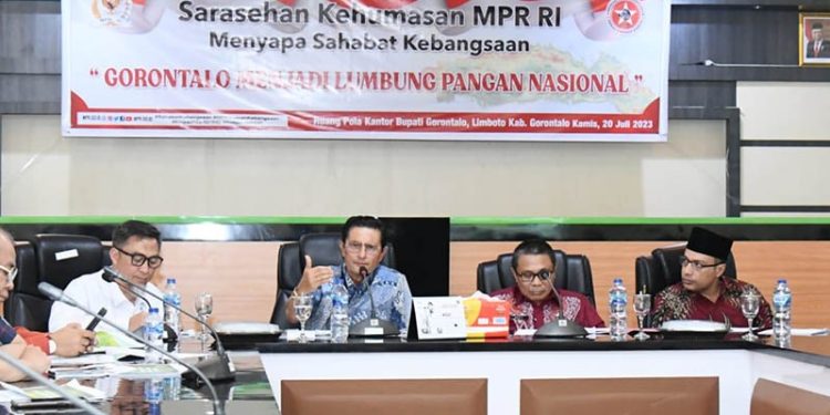 Wakil Ketua MPR RI (kedua kiri) memaparkan gagasan pembentukan lumbung pangan nasional pada sarasehan Gorontalo Menjadi Lumbung Pangan Nasional di Ruang Pola Kantor Bupati Gorontalo, Kamis (20/7/2023).(Dok MPR RI)