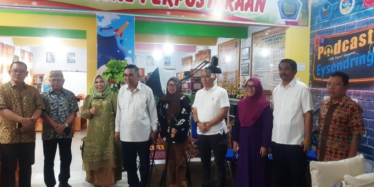Fikram Salilama bersama sejumlah Anggota DPRD Provinsi Gorontalo lainnya saat kunjungan ke SMA Negeri 8 Kota Gorontalo, Sabtu (8/7/2023).