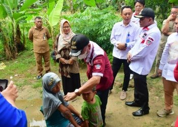 Bupati Pohuwato Saipul Mbuinga saat mengunjungi langsung warga yang menderita penyakit, Selasa (11/7/2023).