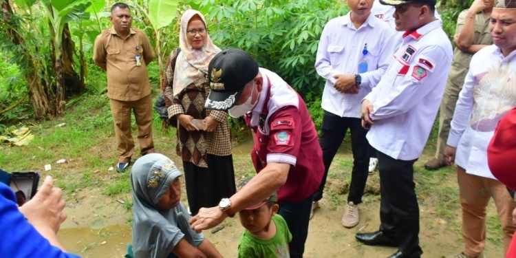 Bupati Pohuwato Saipul Mbuinga saat mengunjungi langsung warga yang menderita penyakit, Selasa (11/7/2023).