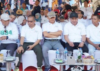 Ketua DPRD Kota Gorontalo, Hardi Sidiki (kedua kiri) menghadiri kick off GNPIP 2023 dirangkai peluncuran Car Free Day di Lapangan Taruna Remaja, Kota Gorontalo, Ahad (23/7/2023).
