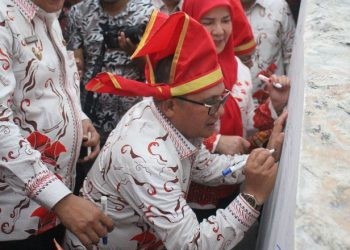 Wali Kota Gorontalo, Marten Taha, menyugukan tanda tangan di prasasti berukuran besar terletak di kawasan Pantai Losari Kota Makassar Rabu (12/07/2023), pasca pembukaan pameran Indonesia City Expo APEKSI XVI tahun 2023.  