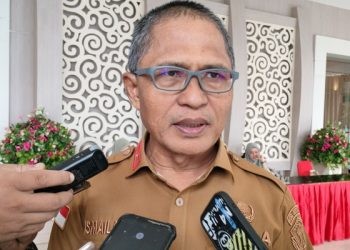 Sekertaris Daerah Kota Gorontalo, Ismail Madjid usai mengikuti kegiatan Rapat Forkopimda Provinsi Gorontalo diperluas dan dirangkaikan dengan Penandatanganan Naskah Perjanjian Hibah Daerah Antara Pemerintah Provinsi dengan Bawaslu Provinsi Gorontalo dan Deklarasi Pemilu Damai Bermartabat dan Berintegrasi di GPCC Kota Gorontalo, Senin (10/7/2023). (F: Putra/Gopos)