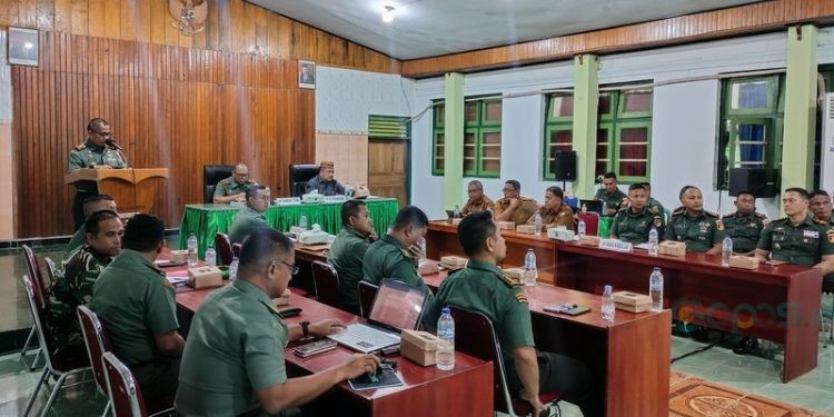 Ketua DPRD Bone Bolango, Halid Tangahu saat mengikuti rapat bersama TNI terkait TMMD, Senin (10/7/2023). (F: Putra/Gopos)