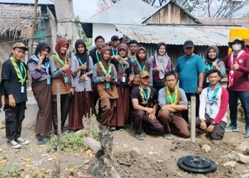 Krida Bina Lingkungan Sehat Saka Bakti Husada ajari pengelolaan sampah dan cuci tangan pakai sabun disalah satu rumah masyarakat di Kecamatan Duhiadaa, Kabupaten Pohuwato, Ahad (16/7/2023). (F: Putra/Gopos)