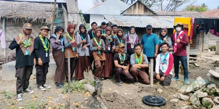 Krida Bina Lingkungan Sehat Saka Bakti Husada ajari pengelolaan sampah dan cuci tangan pakai sabun disalah satu rumah masyarakat di Kecamatan Duhiadaa, Kabupaten Pohuwato, Ahad (16/7/2023). (F: Putra/Gopos)