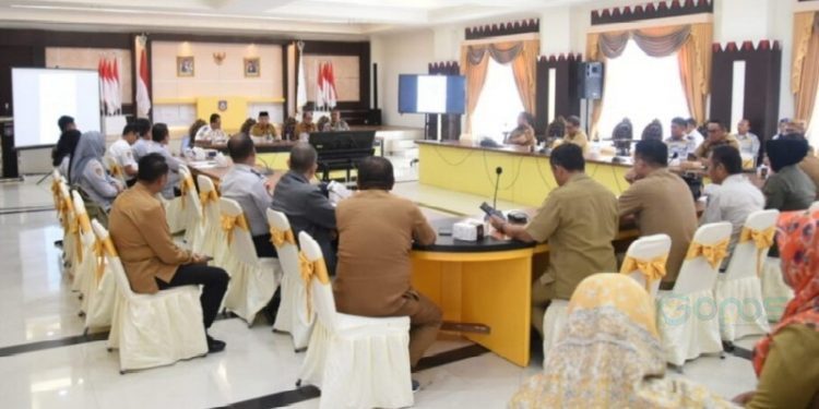 Suasana rapat persiapan Car Free Day yang akan menjadi agenda rutin Pemerintah Provinsi Gorontalo. Rapat berlangsung di rujab gubernur dipimpin Penjabat Gubernur Ismail Pakaya, Selasa, (11/7/2023). Foto – Alfred