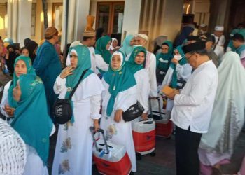 Rombongan jemaah haji asal Gorontalo saat akan bertolak ke Asrama Haji Gorontalo saat proses pemberangkatan jemaah haji Provinsi Gorontalo pada Juni 2023.(hasan/gopos)