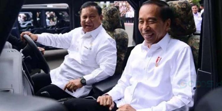 Presiden Joko Widodo bersama Prabowo Subianto saat menguji coba kendaraan taktis buatan PT Pindad. (istimewa)