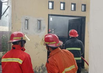 Petugas pemadam kebakaran memadamkan api dalam peristiwa kebakaran di gudang genset kantor Cagar Budaya Gorontalo, Kamis (6/7/2023).(Istimewa)