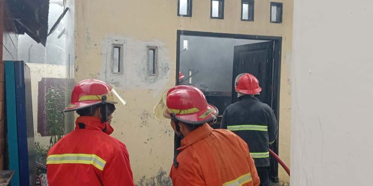 Petugas pemadam kebakaran memadamkan api dalam peristiwa kebakaran di gudang genset kantor Cagar Budaya Gorontalo, Kamis (6/7/2023).(Istimewa)
