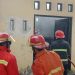 Petugas pemadam kebakaran memadamkan api dalam peristiwa kebakaran di gudang genset kantor Cagar Budaya Gorontalo, Kamis (6/7/2023).(Istimewa)