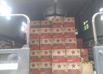 Barang bukti minuman berakohol dan minuman keras yang disita Polda Gorontalo dalam pengerebekan gudang miras di Kecamatan Dungaliyo, Kabupaten Gorontalo