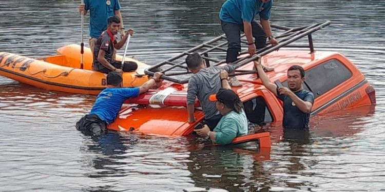 Evakuasi mobil rescue milik BPBD Bone Bolango yang tercebur ke Danau Perintis, Suwawa, Kamis (13/7/2023).(istimewa)