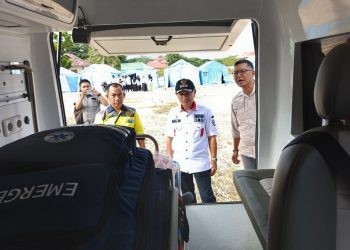 Bupati Pohuwato Saipul Mbuinga saat meninjau bantuan satu unit mobil Ambulance dari PGP.