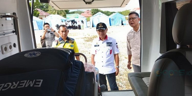 Bupati Pohuwato Saipul Mbuinga saat meninjau bantuan satu unit mobil Ambulance dari PGP.