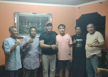Pertemuan pihak PT PETS dengan karyawan Apotek Alexa yang berujung damai.(F. yusuf/gopos)