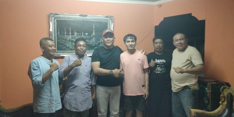 Pertemuan pihak PT PETS dengan karyawan Apotek Alexa yang berujung damai.(F. yusuf/gopos)