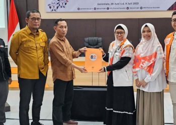 Sekum PKS Provinsi Gorontalo Upik Nadjamudin menyerahkan beras perbaikan caleg pada Anggota KPU Provinsi Gorontalo, Hendrik Imran, di KPu Gorontalo, Sabtu (8/7/2023).(istimewa)