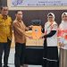 Sekum PKS Provinsi Gorontalo Upik Nadjamudin menyerahkan beras perbaikan caleg pada Anggota KPU Provinsi Gorontalo, Hendrik Imran, di KPu Gorontalo, Sabtu (8/7/2023).(istimewa)
