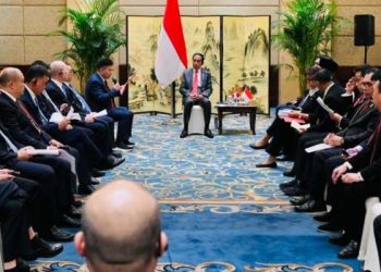 Presiden Joko Widodo saat bertemu dengan Kamar Dagang Indonesia di China (Inacham) dan para pemimpin bisnis lokal di Hotel Shangri-La di Chengdu, China, pada Jumat (28 Juli 2023). (ANTARA/HO-Biro Pers Sekretariat Presiden)