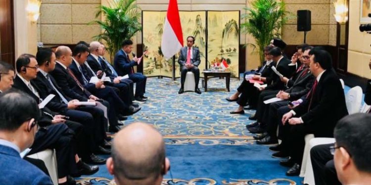 Presiden Joko Widodo saat bertemu dengan Kamar Dagang Indonesia di China (Inacham) dan para pemimpin bisnis lokal di Hotel Shangri-La di Chengdu, China, pada Jumat (28 Juli 2023). (ANTARA/HO-Biro Pers Sekretariat Presiden)