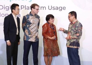 Stephen Deng, Partner DFS Lab; Brooke Patterson, Indonesia Country Lead, the Bill & Melinda Gates Foundation; Caroline Mangowal, Founder & Director RISE Indonesia; Dr. Ferry Irawan, SE, MSE, Deputi Menteri Bidang Koordinasi Ekonomi Makro dan Keuangan, Kementerian Koordinator Bidang Perekonomian RI; dalam acara peluncuran hasil studi 'Mata Pencaharian Melalui Platform di Perdesaan: Studi Mengenai Penggunaan Platform Digital di Perdesaan Indonesia (PLRS)' di Hotel Le Meridien, Jakarta, Selasa (25/7/2023). (ANTARA/Bayu Saputra)