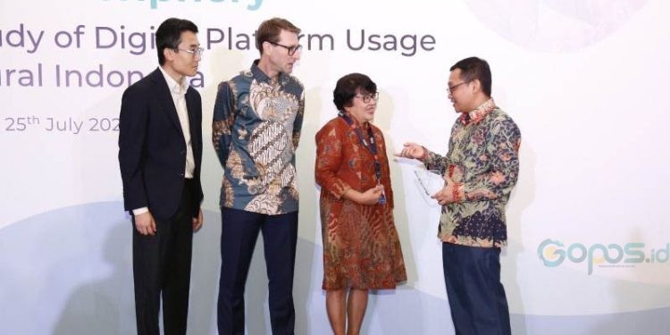 Stephen Deng, Partner DFS Lab; Brooke Patterson, Indonesia Country Lead, the Bill & Melinda Gates Foundation; Caroline Mangowal, Founder & Director RISE Indonesia; Dr. Ferry Irawan, SE, MSE, Deputi Menteri Bidang Koordinasi Ekonomi Makro dan Keuangan, Kementerian Koordinator Bidang Perekonomian RI; dalam acara peluncuran hasil studi 'Mata Pencaharian Melalui Platform di Perdesaan: Studi Mengenai Penggunaan Platform Digital di Perdesaan Indonesia (PLRS)' di Hotel Le Meridien, Jakarta, Selasa (25/7/2023). (ANTARA/Bayu Saputra)