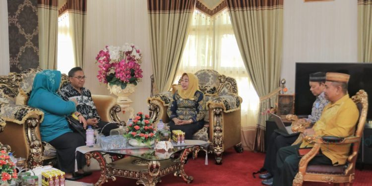Wakil Bupati Pohuwato, Suharsi Igirisa, didampingi Staf Ahli Bupati, Zulkifli Umar saat menerima kunjungan Tim Kerja P2P Malaria, Kemenkes RI, Kamis 13/07/2023 (F Humas Pohuwato)