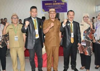 Sekda Kabuapten Gorontalo, Rony Sampir (tengah) bersama tim akreditasi Rumah Sakit