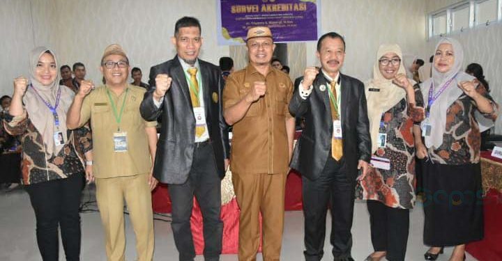 Sekda Kabuapten Gorontalo, Rony Sampir (tengah) bersama tim akreditasi Rumah Sakit