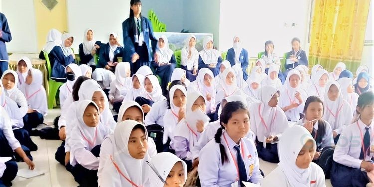Dokumentasi kegiatan Pengenalan Lingkungan Sekolah di SMP Negeri 1 Limboto.